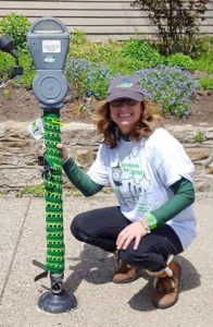 yarnbomb Mimi-and-meter-in-Doyletown-196x300